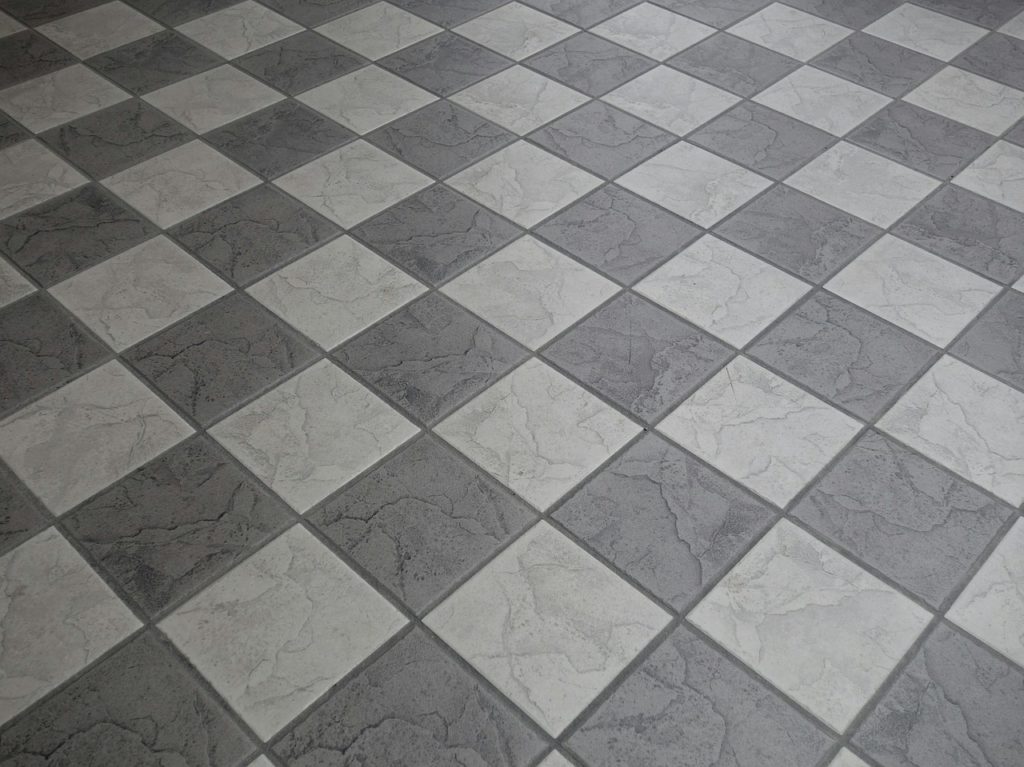 רצפה בצבע שחור לבן